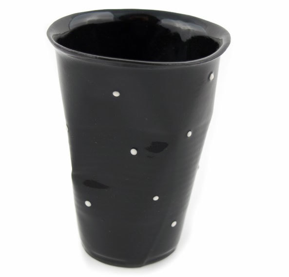 Черна смачкана порцеланова чаша